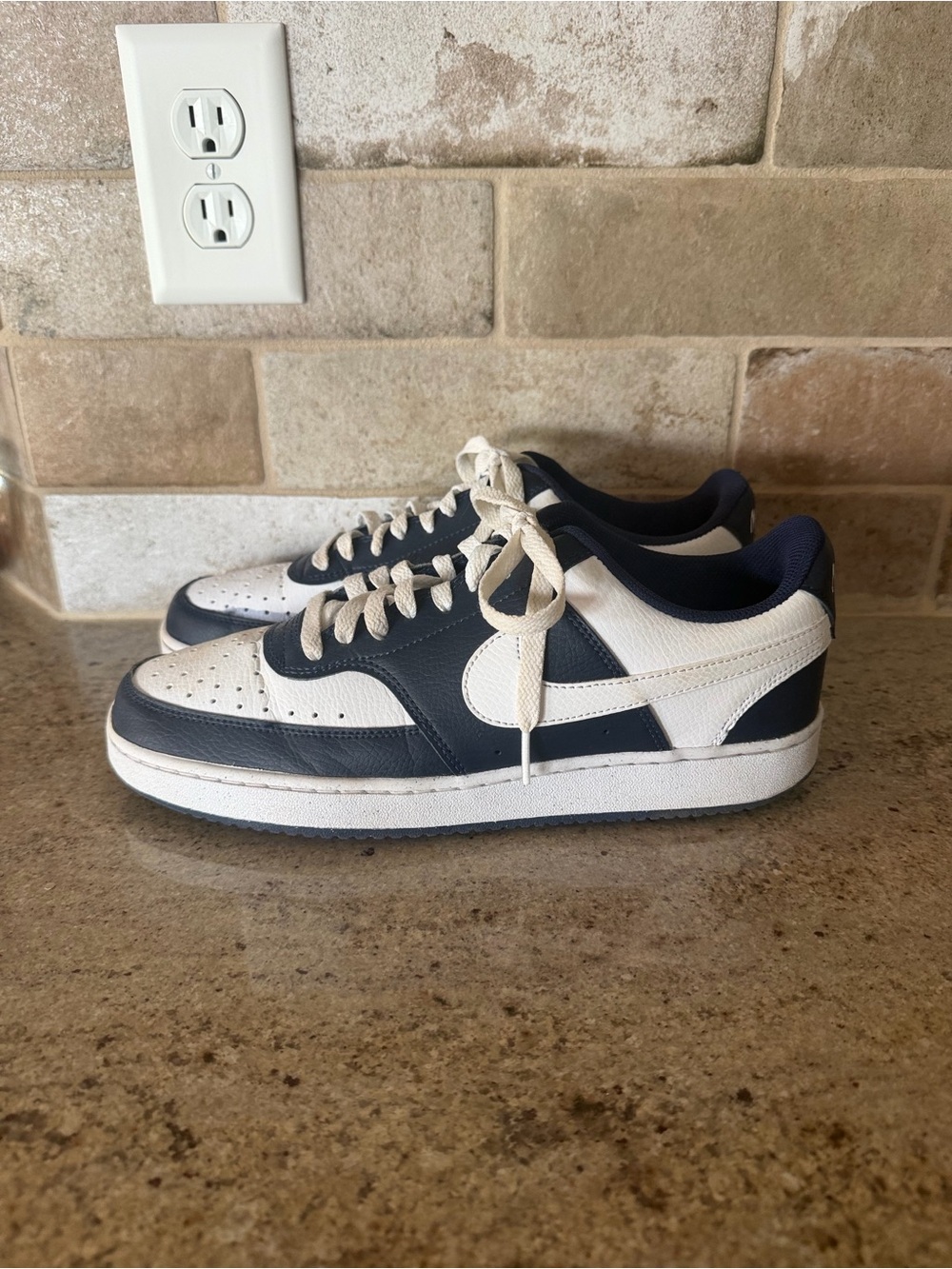 Nike Low-Top Sneakers in Navy and White
